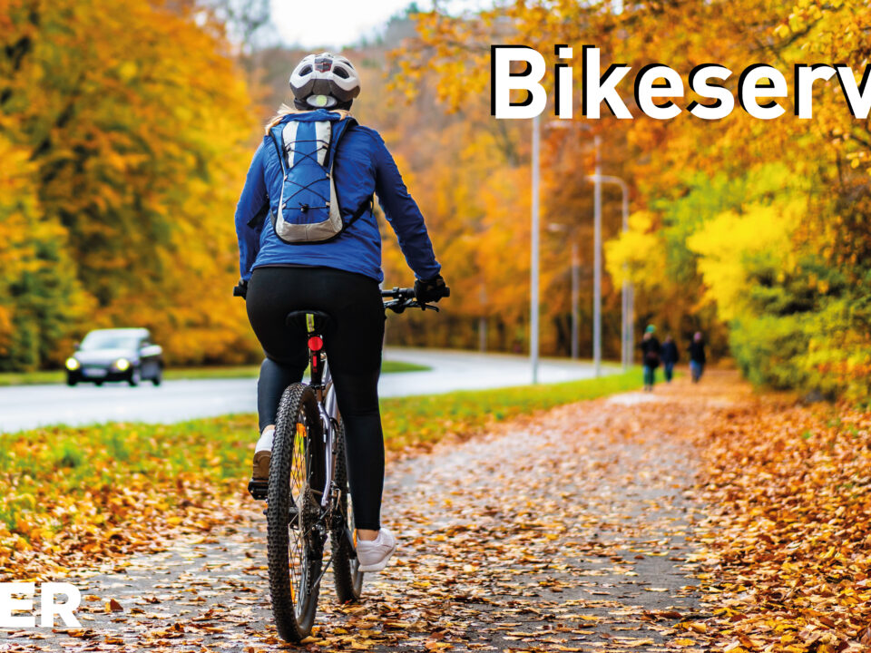Radfahrer im Herbst